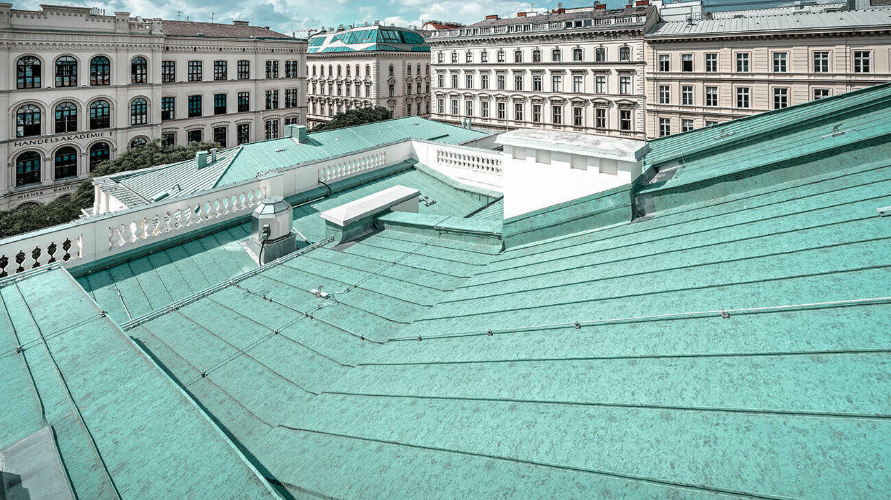 Close-up of the Prefalz roof in P.10 patina green of the Künstlerhaus in Vienna.