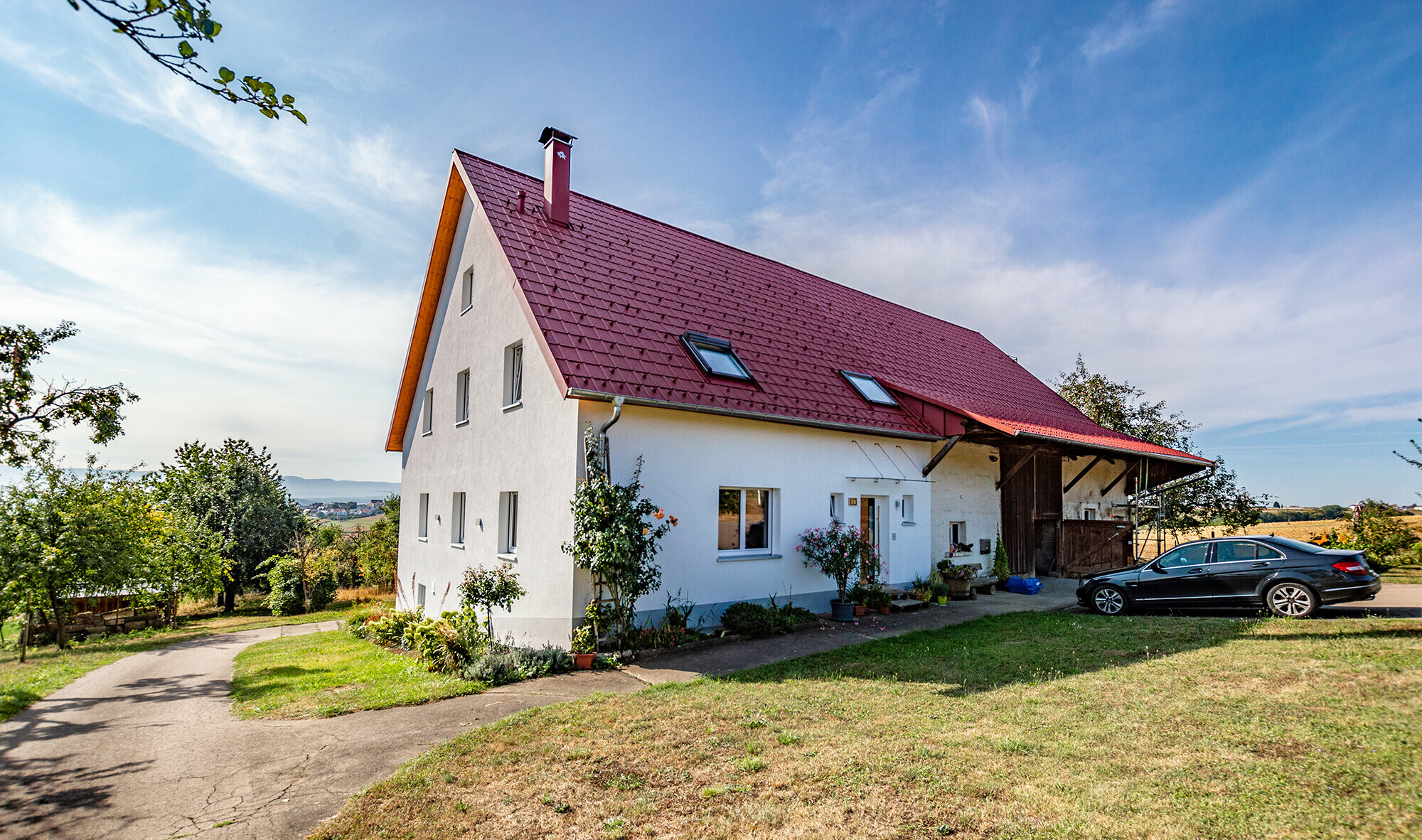 Old small farmhouse in the country beautifully refurbished with the PREFA roof tile in oxide red.