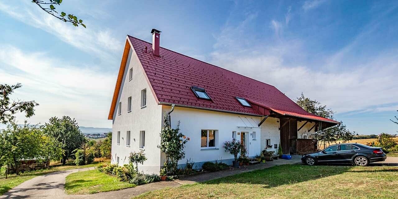 Old small farmhouse in the country beautifully refurbished with the PREFA roof tile in oxide red.