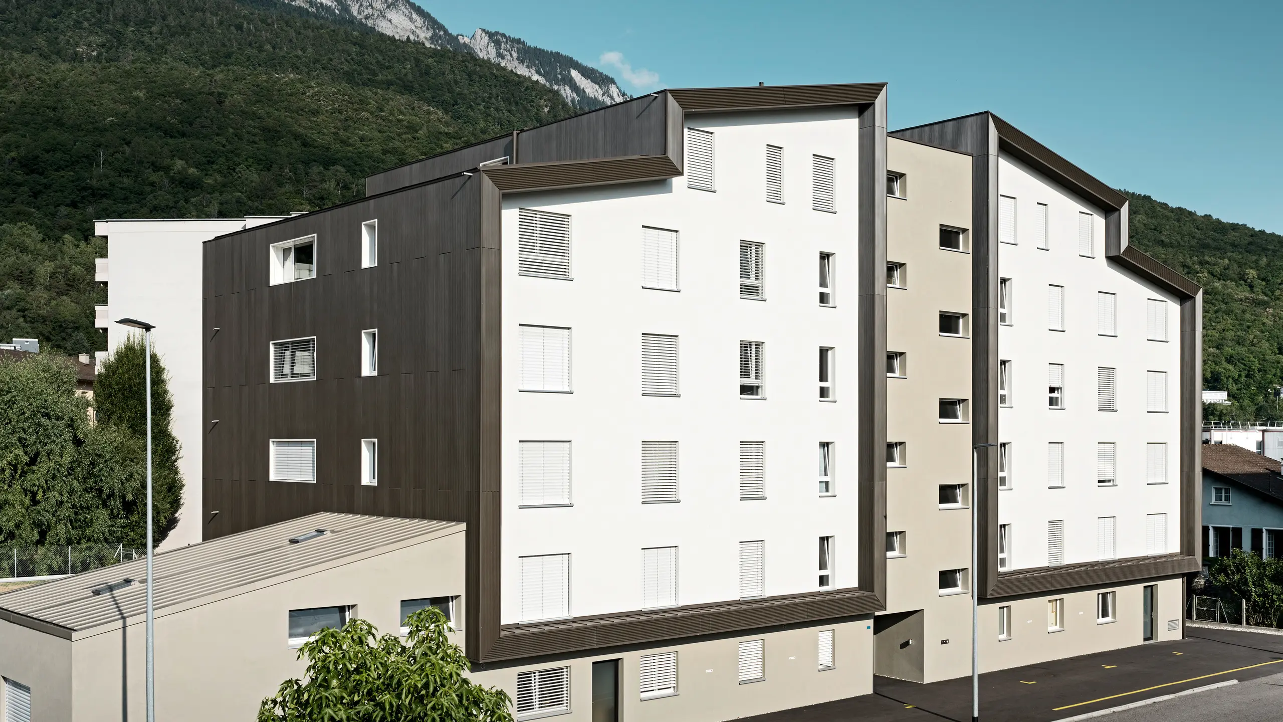 The façade of the Les Dailles residential complex was extensively clad with the impressive PREFA serrated profile in bronze. The roof of the building was covered with PREFALZ in bronze.