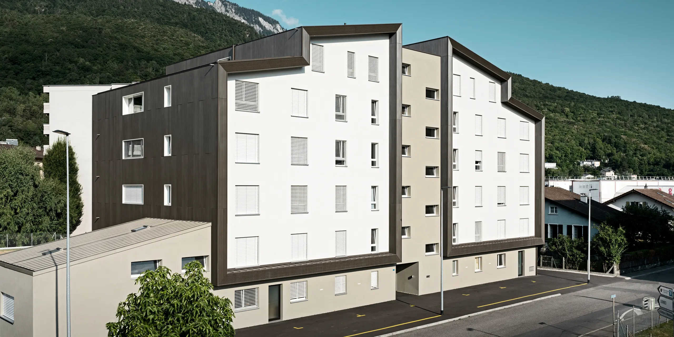 The façade of the Les Dailles residential complex was extensively clad with the impressive PREFA serrated profile in bronze. The roof of the building was covered with PREFALZ in bronze.