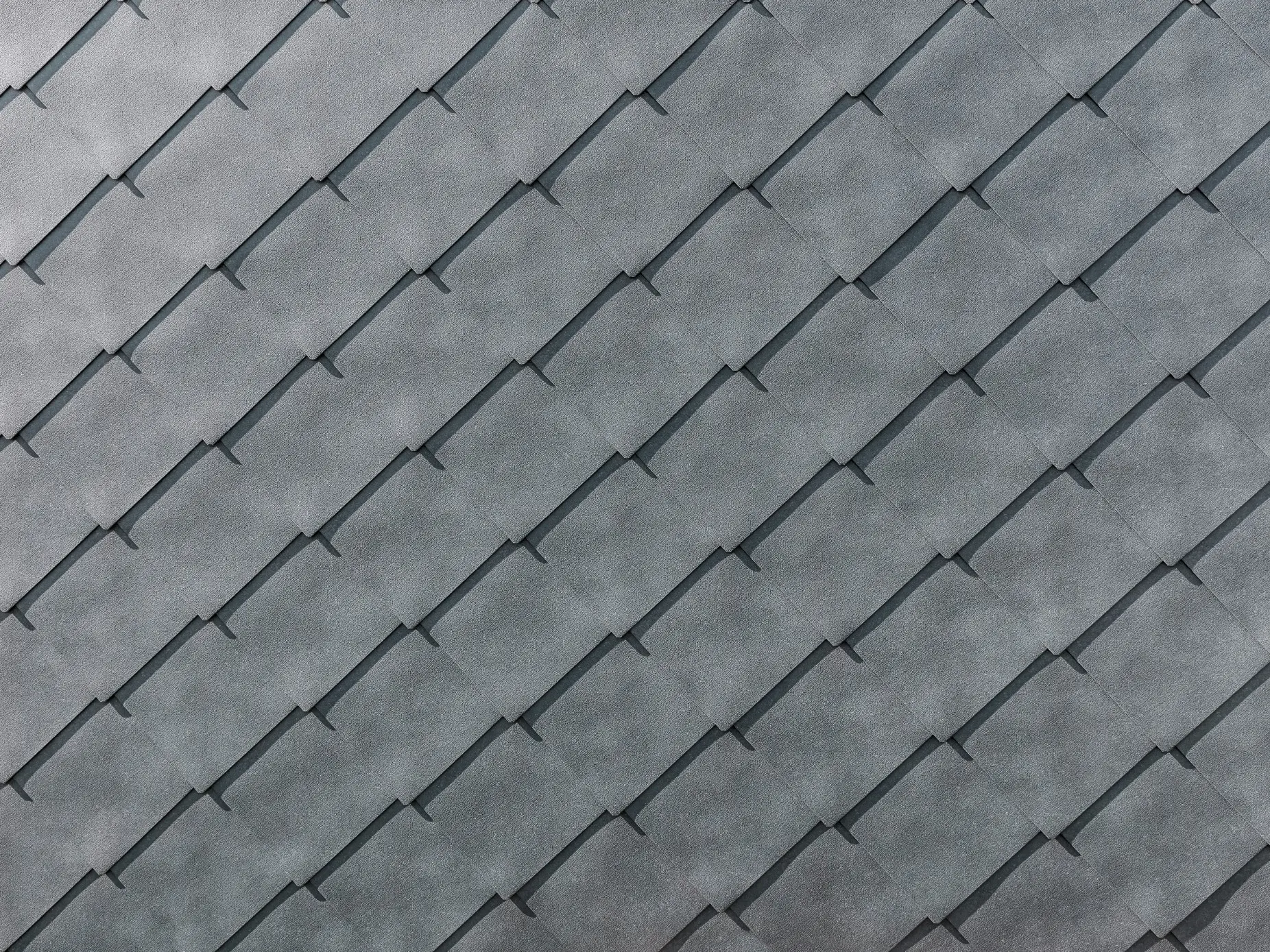 Detailed image of the PREFA aluminium rhomboid façade tiles 44 × 44 in P.10 stone grey