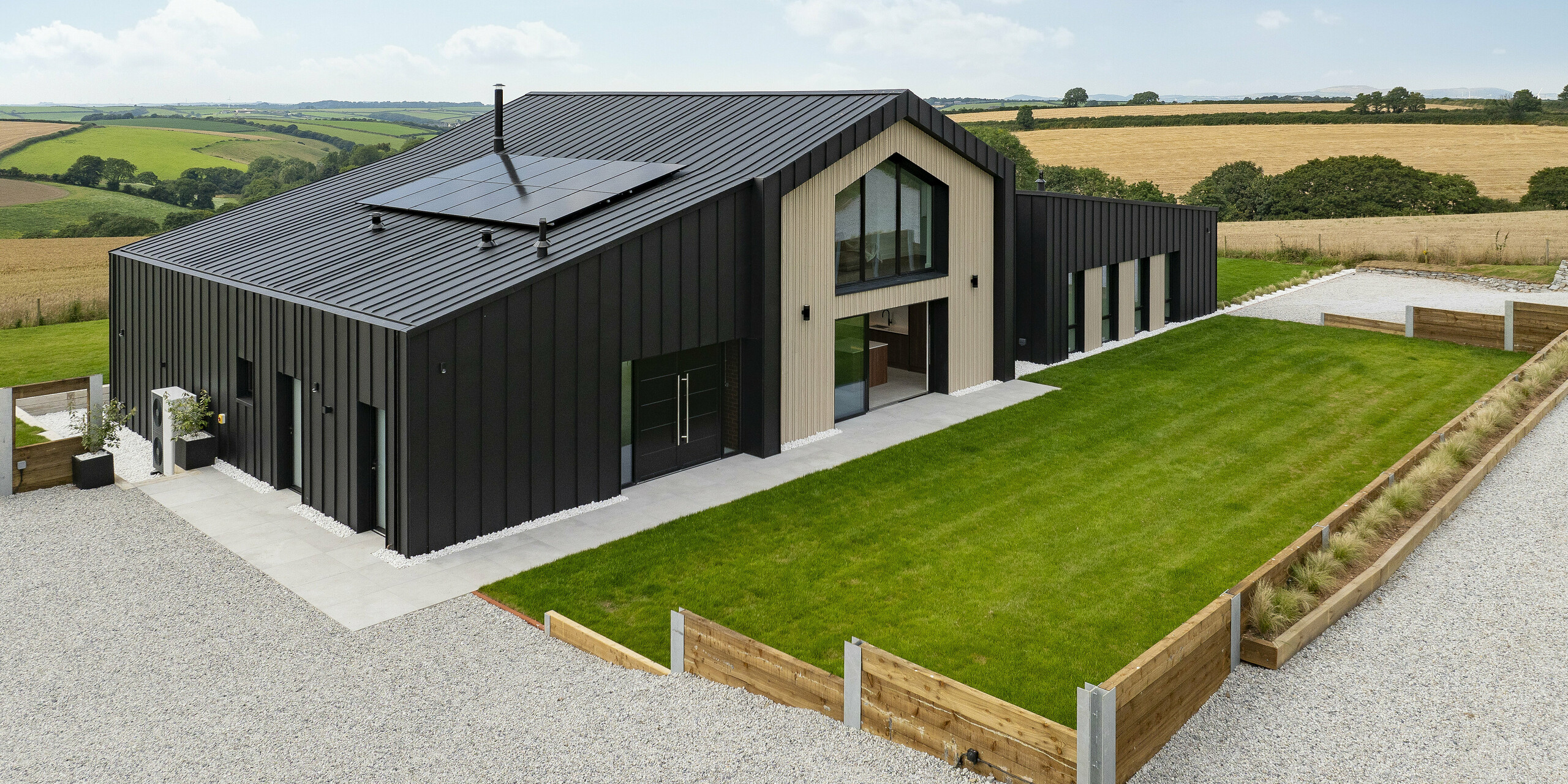 With its clear design and elegant PREFALZ standing seam roofing, the detached house ‘The Hide’ in Cornwall blends perfectly into the idyllic landscape. The anthracite-coloured aluminium surfaces form a striking contrast to the surrounding fields and emphasise the modern architecture.