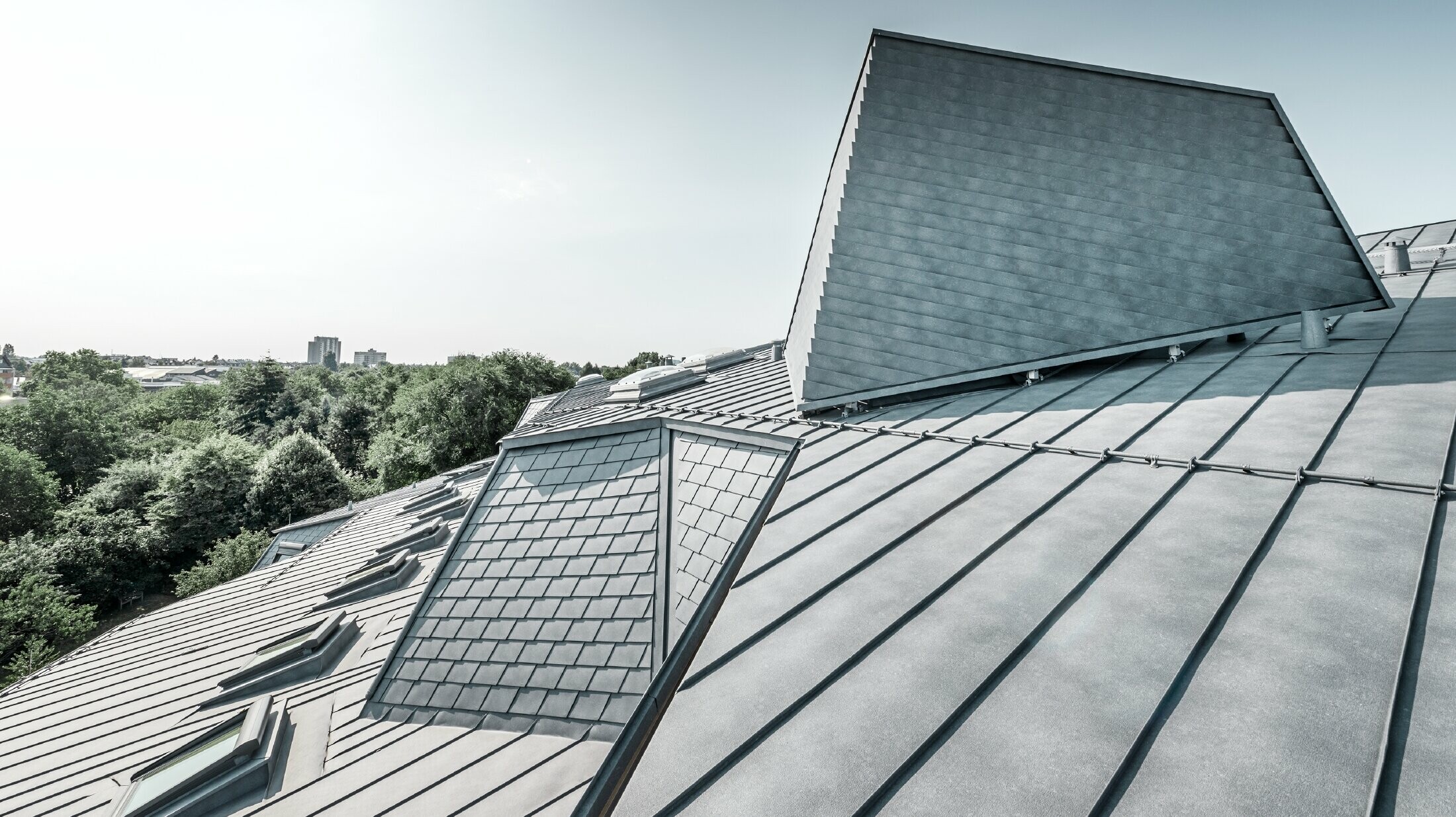 renovated roof, detail, Prefalz, hidden air conditioning system with a partition wall made of shingles, slightly marbled color P.10 stone grey