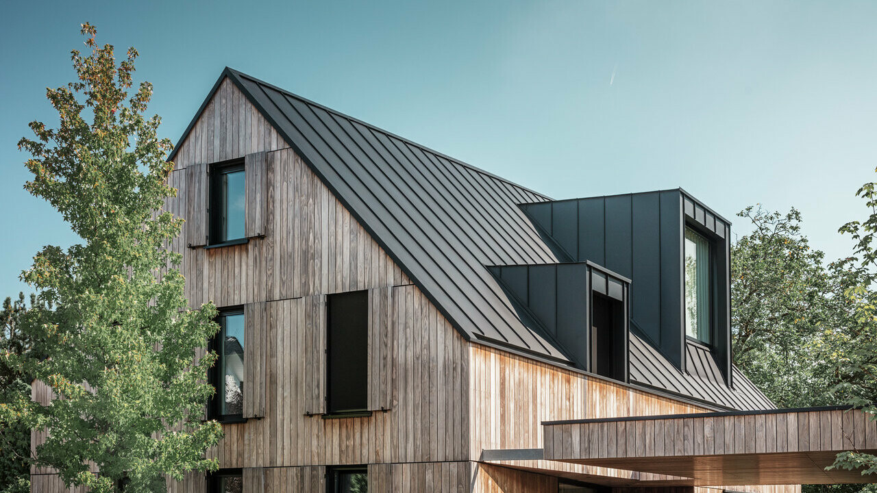 modern house with PREFALZ roof system in P.10 anthracite 
