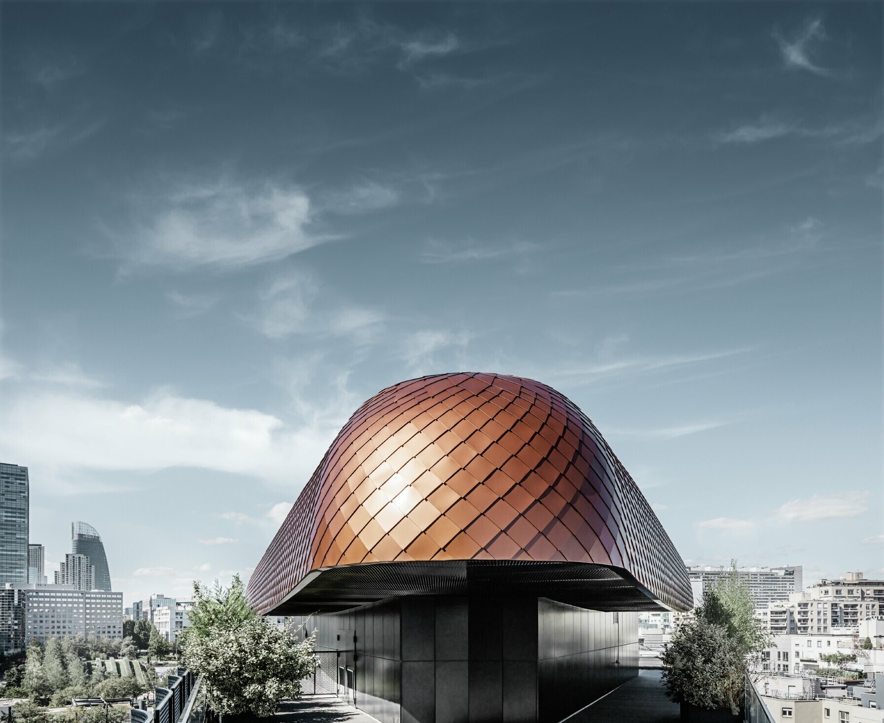 The rounded design of the Blackpearl office building in Paris was clad in the PREFA 29 x 29 rhomboid roof tile.