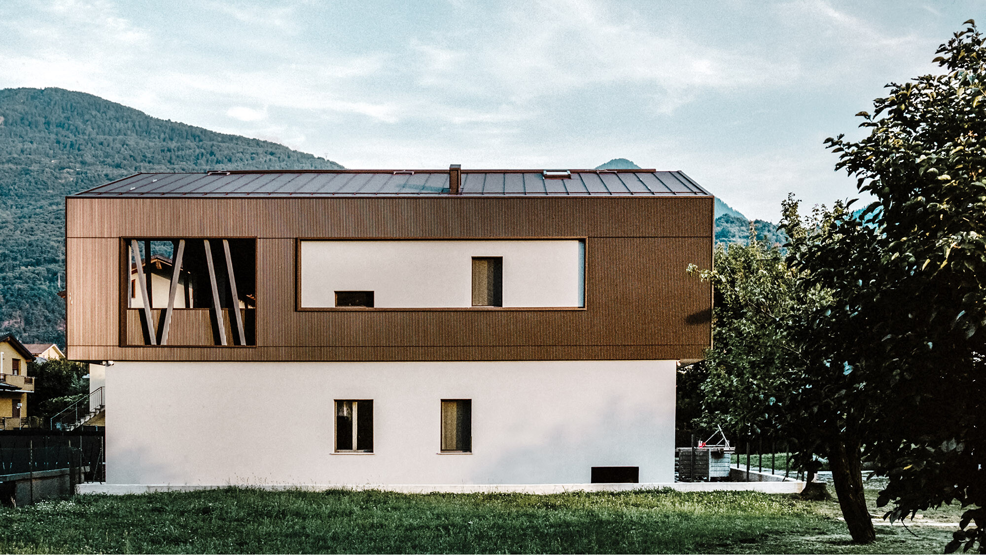 The Villa 2B from the side; its aluminium envelope looks like it was pulled over the façade.