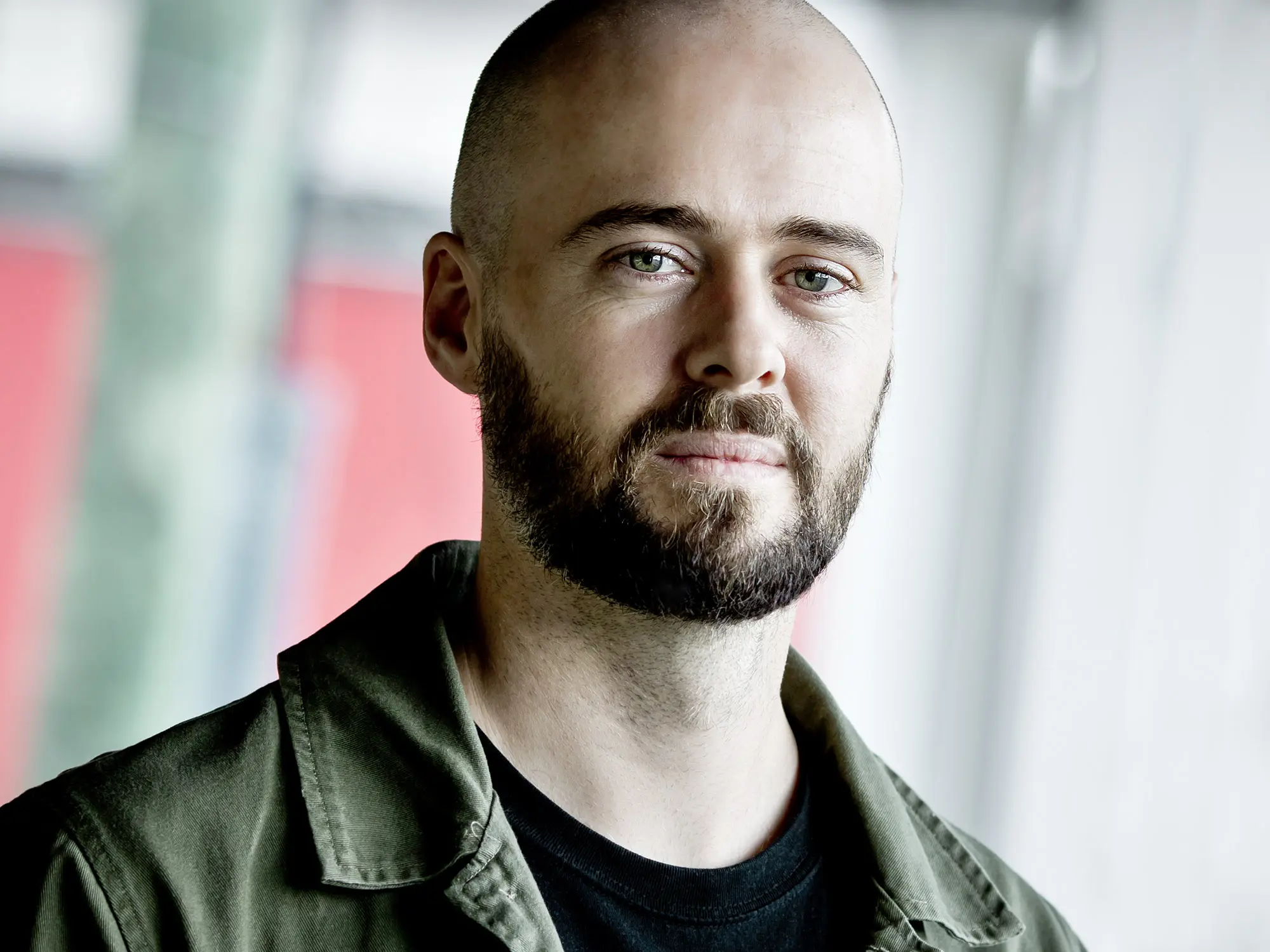  Portrait of designer Nick Wortelboer from the office Three Sixty Architecture, the background is blurred.