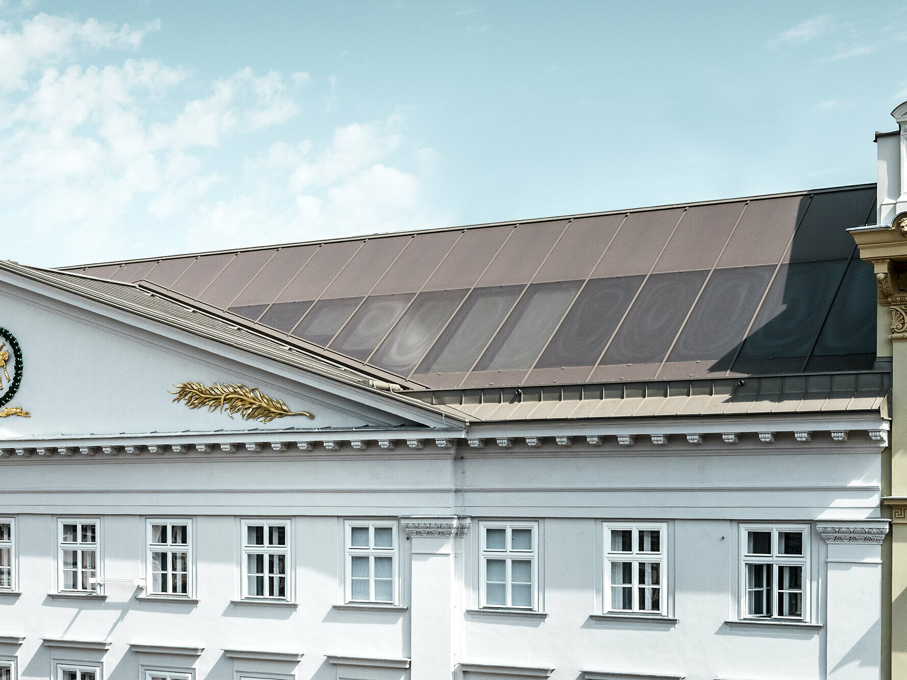 detail view with part of the façade and the Prefalz roof including screen-printed glass.