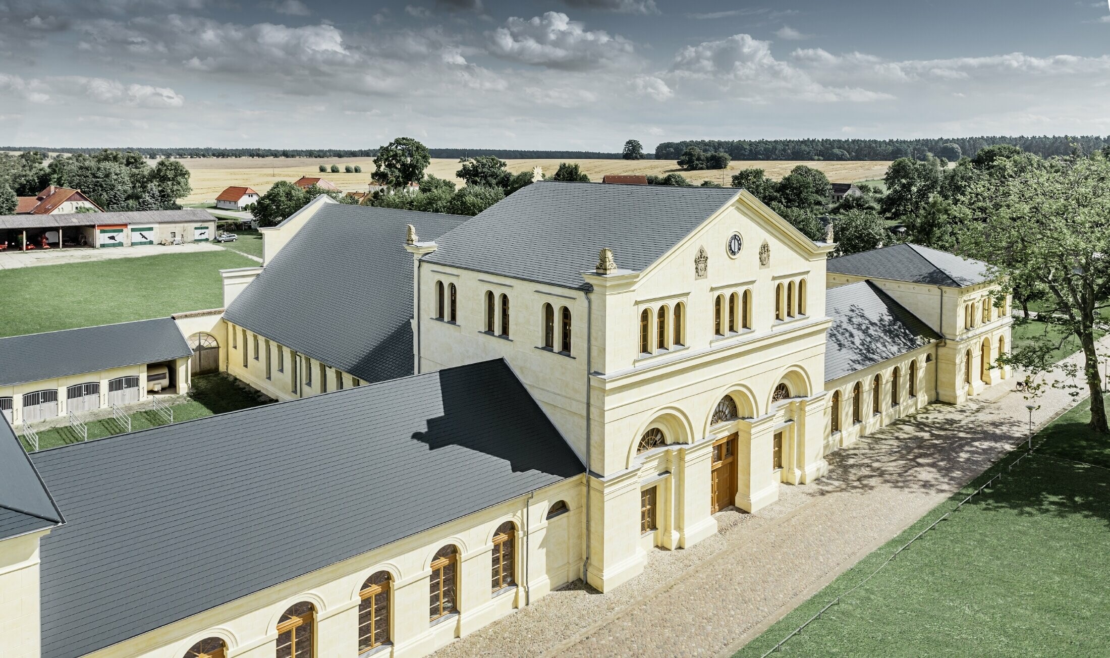 Photo of the main section of the stables in Basedow; the castle was refurbished and the roof was covered with a PREFA lightweight aluminium roof in anthracite.