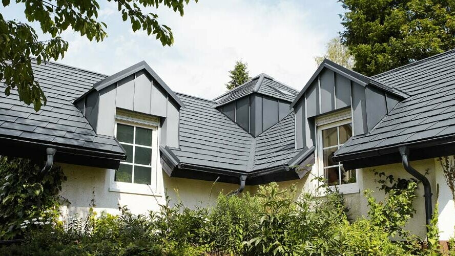 Detached home in the Czech Republic with PREFA shingles in anthracite as a roof covering