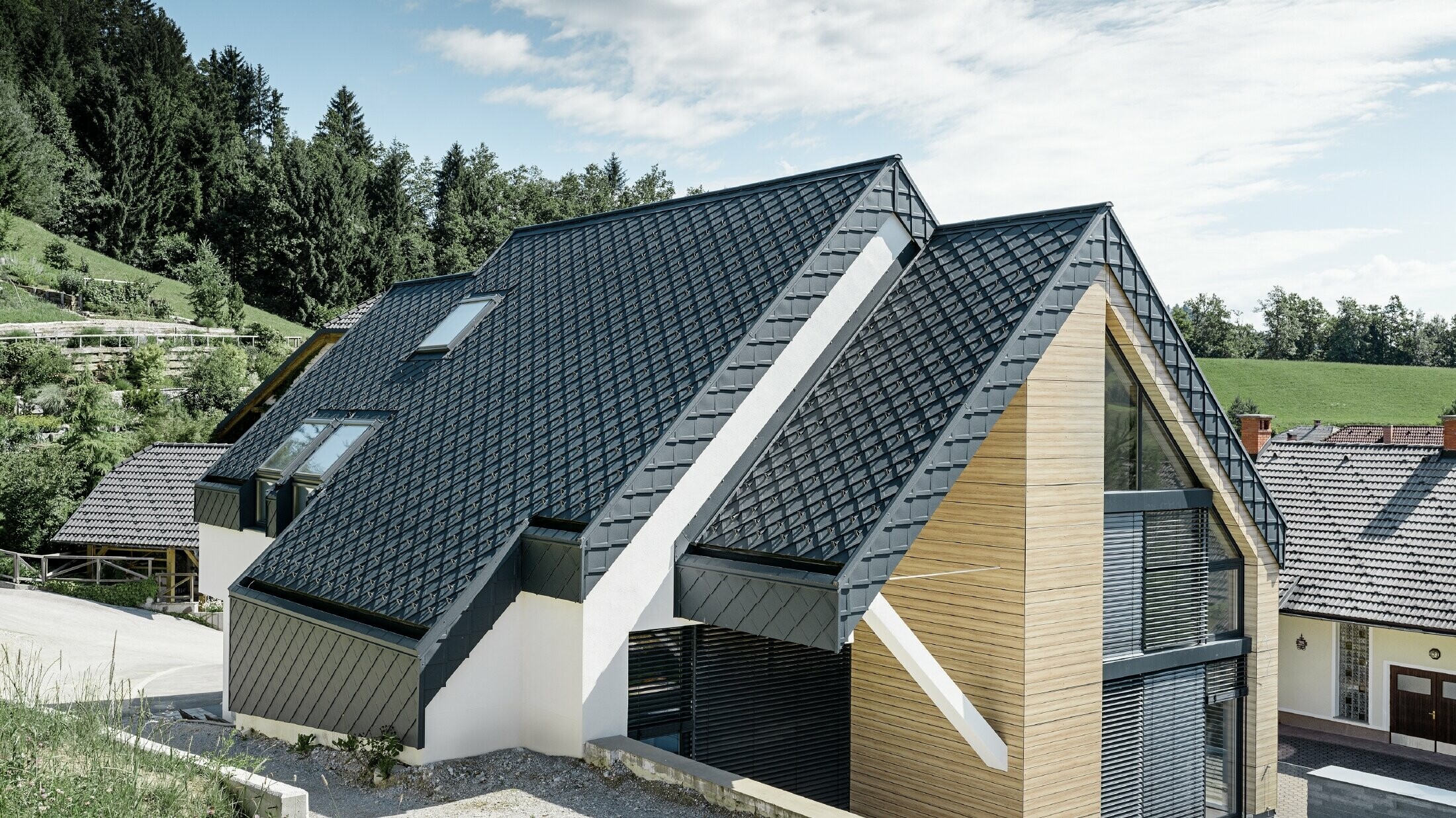 Detached house with gable roof without eaves with a wooden-look façade and an anthracite aluminium roof