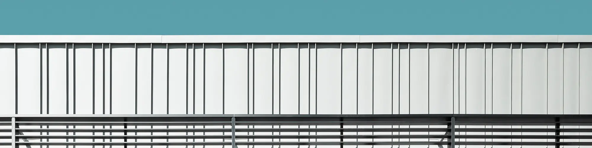 Frontal close-up of the façade and its irregular rhythm.