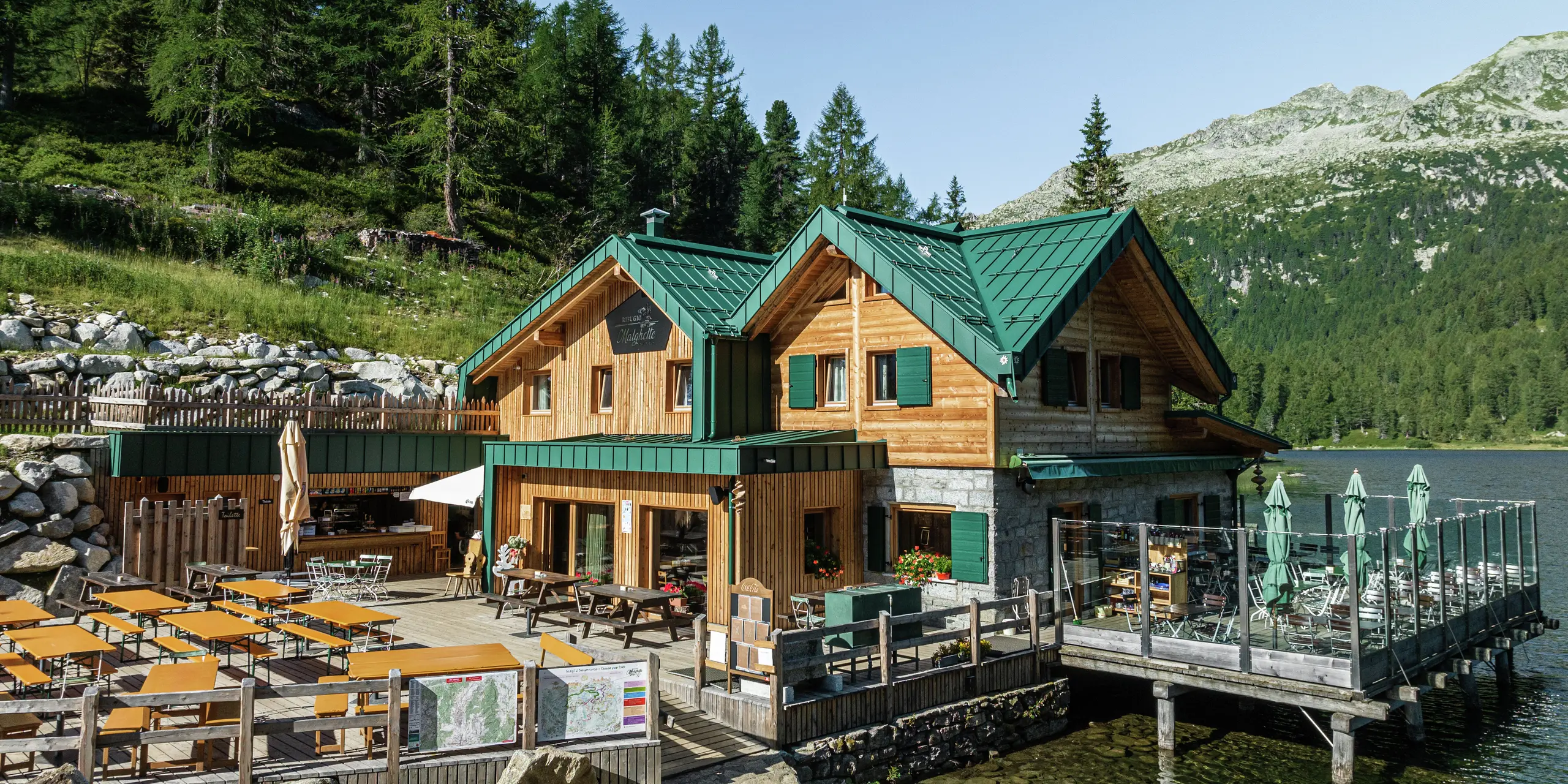 The renovated Rifugio Malghette mountain hut at 1,888 m features a PREFALZ roof and façade in P.10 moss green – weather-resistant, durable and perfectly integrated into the alpine landscape. The robust aluminium covering withstands extreme conditions and offers lasting protection. Situated right by the lake, with a large sun terrace and impressive mountain scenery – an ideal retreat for hikers and nature lovers.