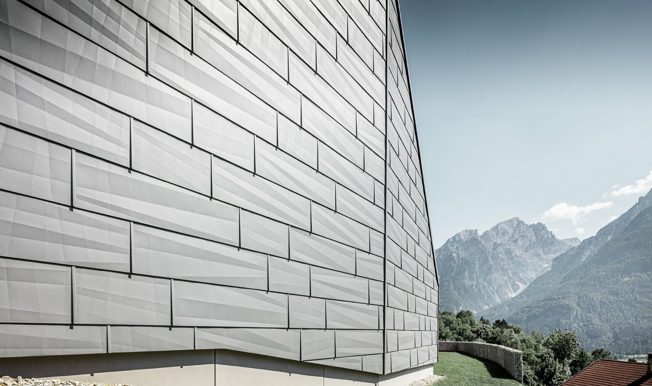 The weather face of a detached house in Lienz, Austria, was clad in the PREFA FX.12 façade panel in P.10 light grey.