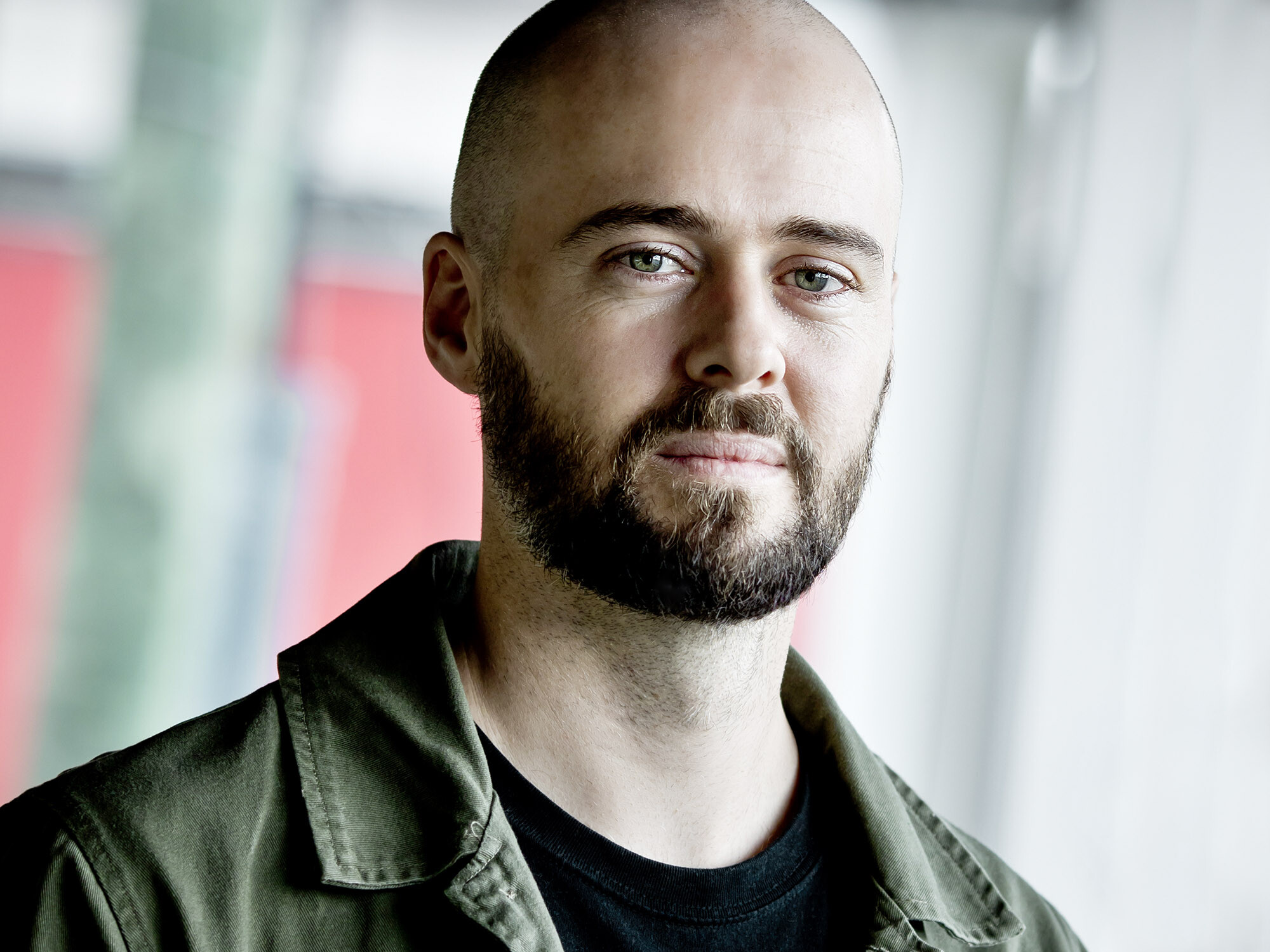 Portrait of designer Nick Wortelboer from the office Three Sixty Architecture, the background is blurred.