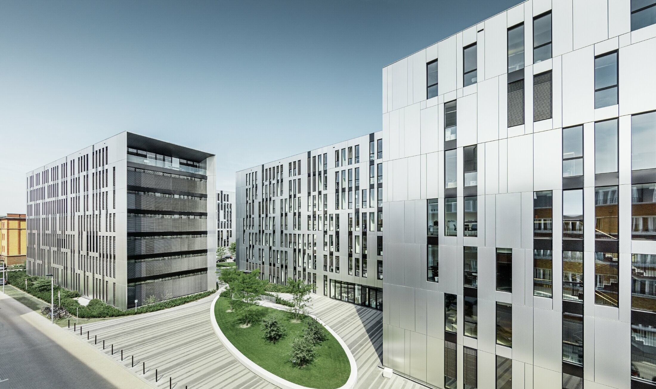 Futuristic aluminium façade made of aluminium composite panels in brushed aluminium on the Clara and Robert building complex s in Düsseldorf (Germany).