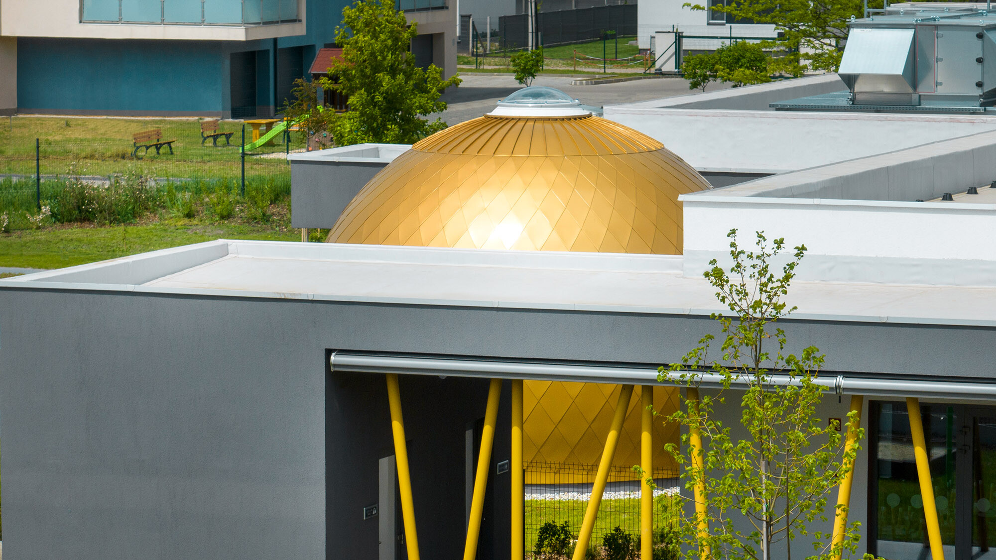 The day nursery from a side perspective; a round room with a skylight is partially hidden by the structure.
