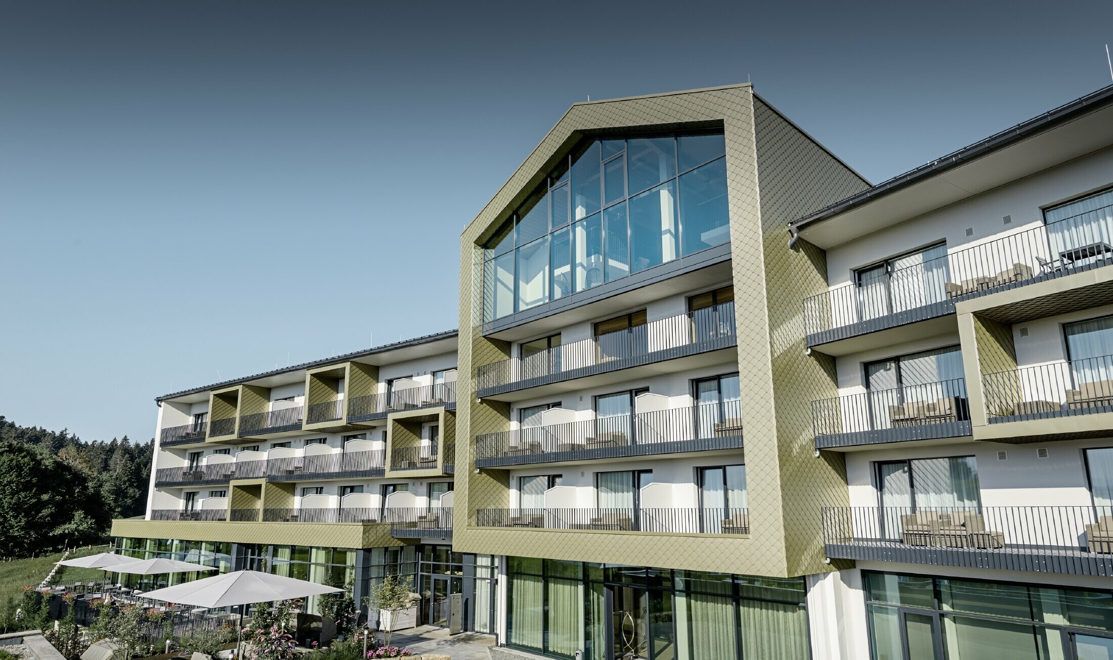 Façade design of Hotel Edita in Scheidegg with the PREFA 20 x 20 aluminium rhomboid tile in the special light bronze colour.
