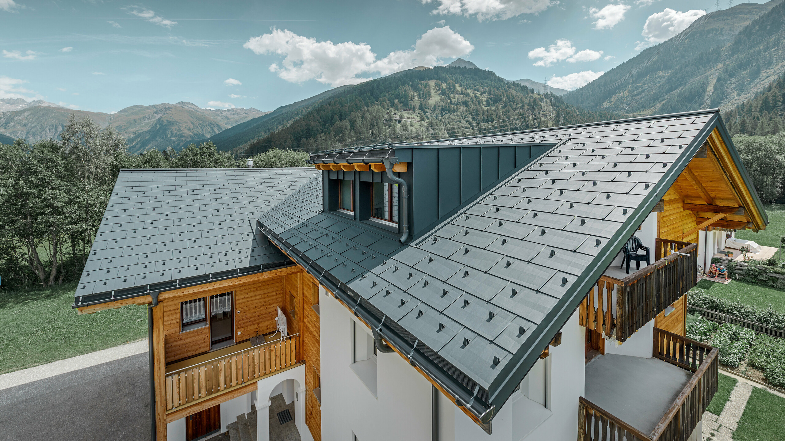 Newly refurbished residential building with gabled roof and dormer. The roof was refurbished with the PREFA FX.12 roof panel in anthracite.