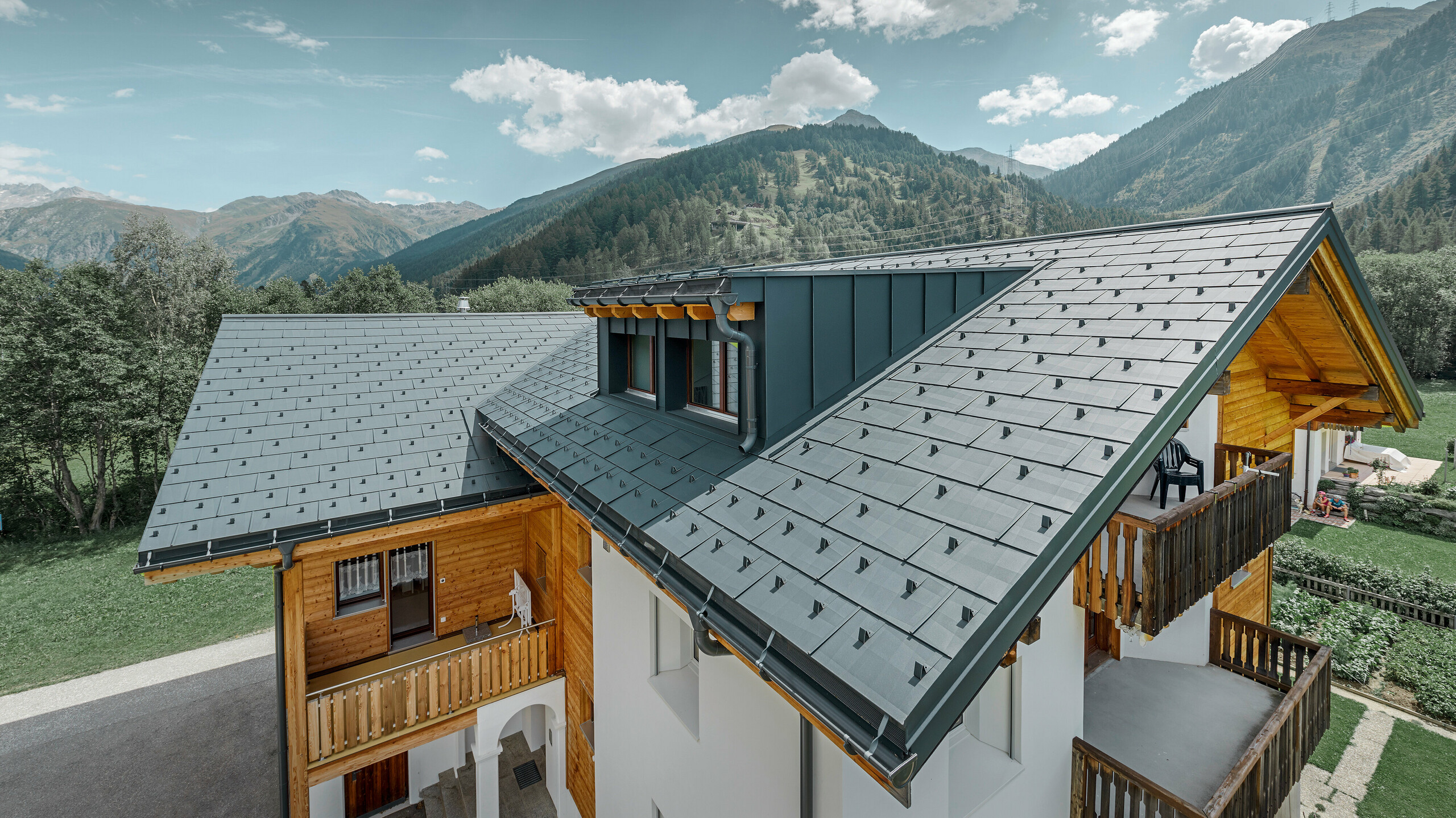 PREFA Obergoms Zuber roof system FX.12 roof panel anthracite Montanara Newly refurbished residential building with gabled roof and dormer. The roof was refurbished with the PREFA FX.12 roof panel in anthracite.