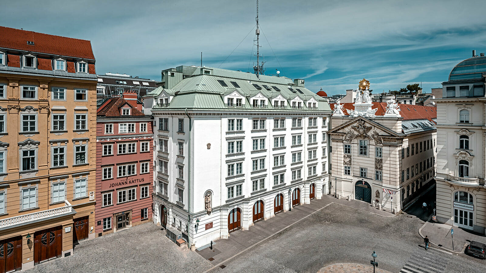 View of the central fire station am Hof in Vienna, surrounded by several buildings. The roof is clad with Prefalz in P.10 patina green.