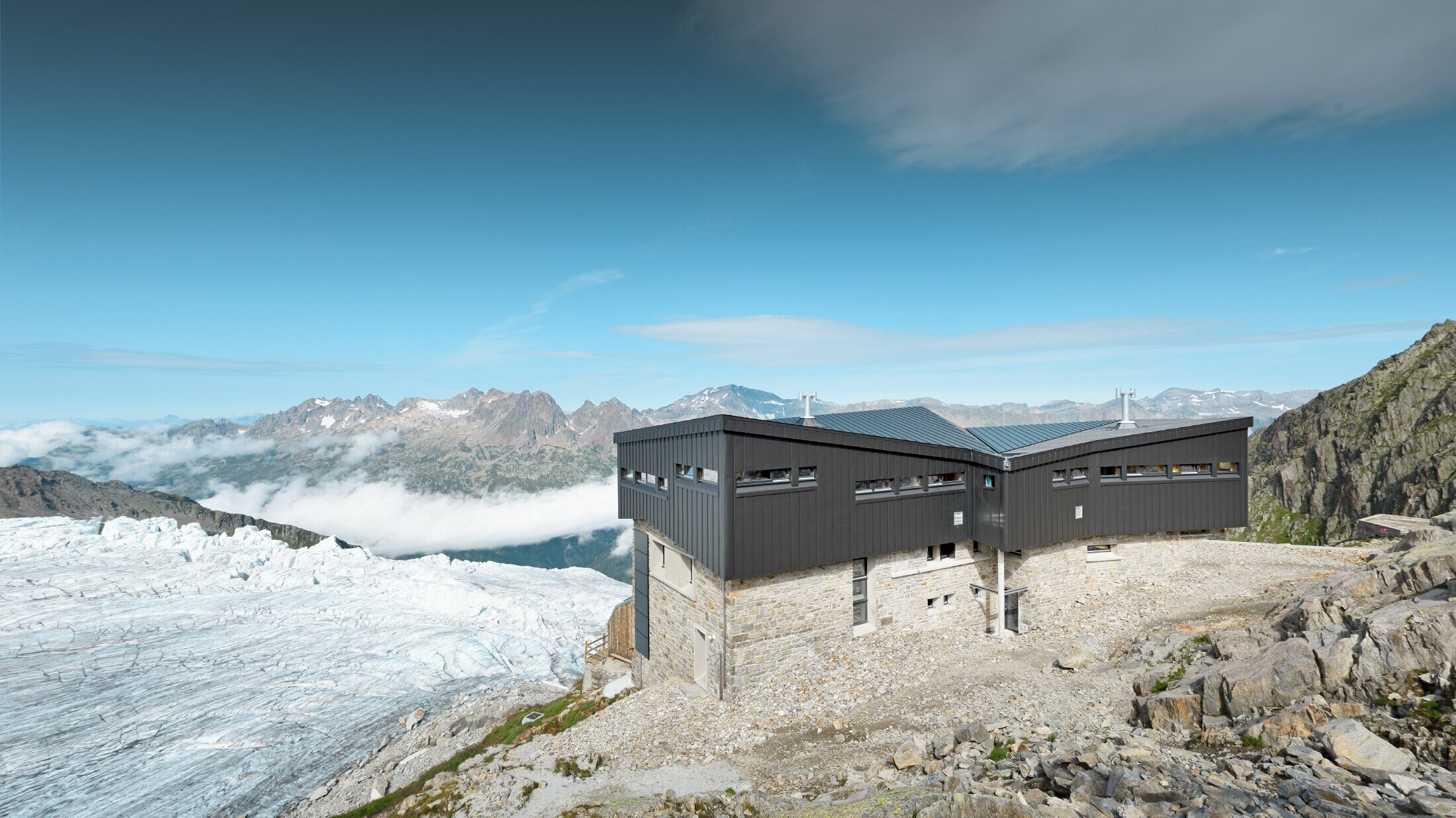 Refuge Albert 1er near Mont Blanc with black-grey PREFALZ on roof and façade.