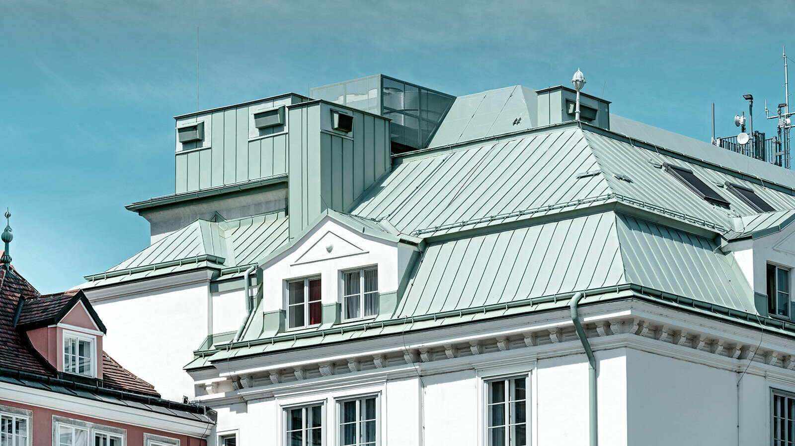 View of the central fire station am Hof in Vienna. The roof is clad with Prefalz in P.10 patina green.