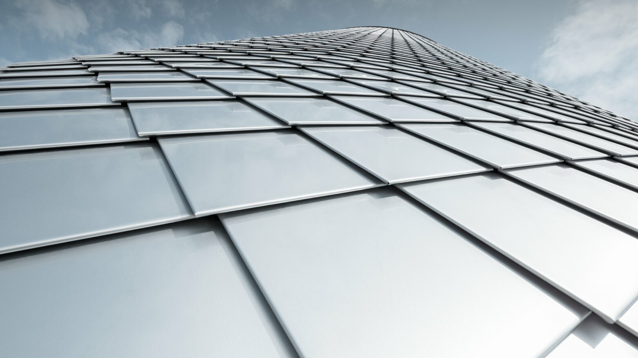 View from below of your façade with the plain aluminium rhomboid façade tile 20 × 20