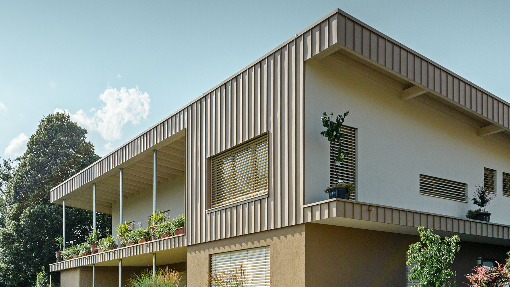 Modern detached house covered with PREFA PREFALZ façade elements