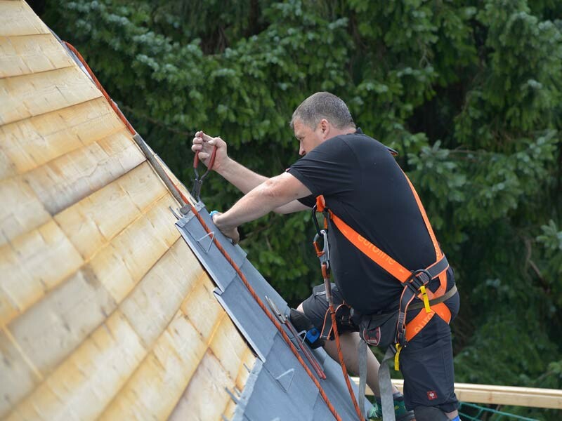 PREFA trainers helping to cover a roof