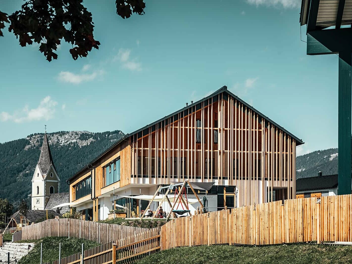 Front view of the kindergarten in Bad Mitterndorf. The wooden façade visually comes to the fore here