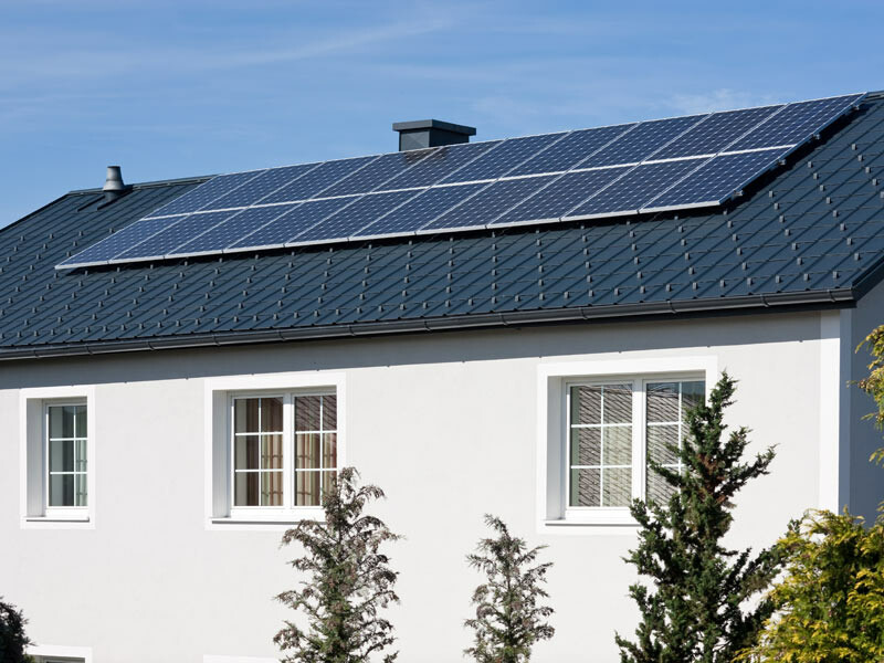 The PREFA PS.13 solar installation system was used to install a PV system on anthracite-coloured PREFA roof tiles