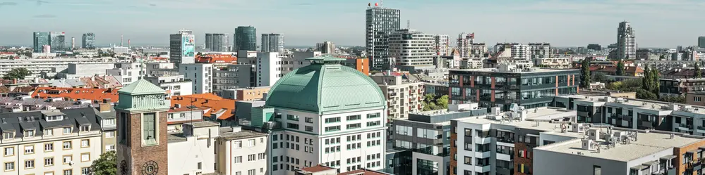 Panoramaaufnahme des Spilka Offices in Bratislava (Slowakei), eingedeckt mit PREFALZ in der Farbe P.10 Patina Grün.
