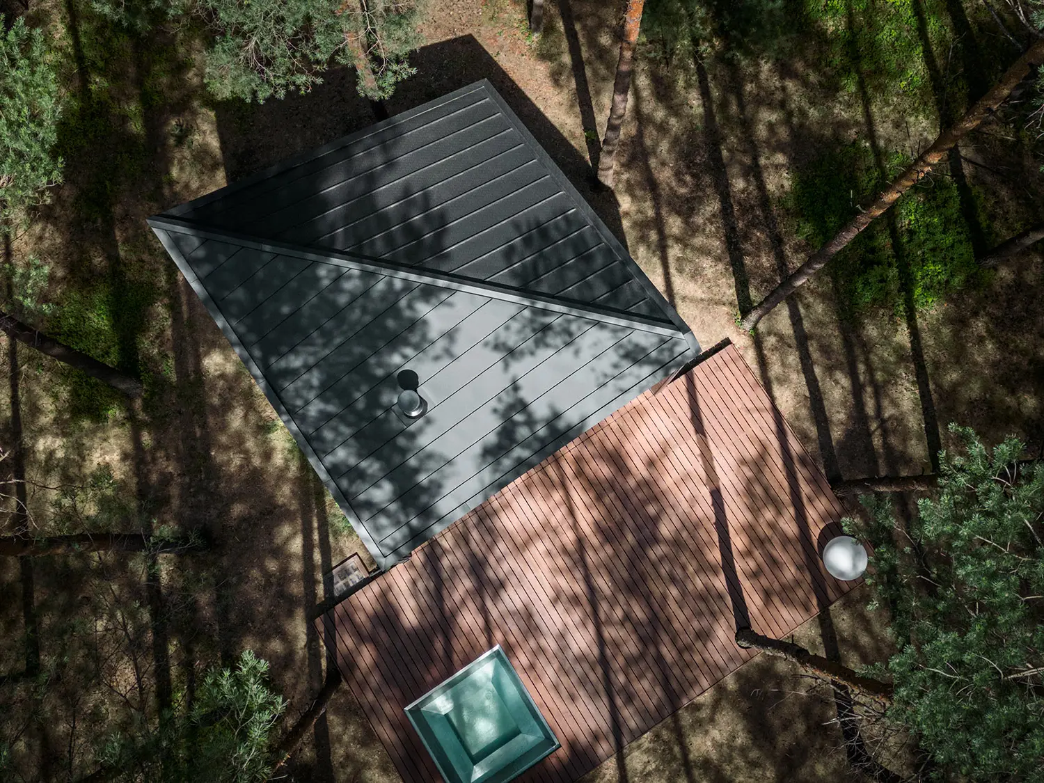 Die Boroteka und ihre unmittelbare Umgebung aus der Vogelperspektive: Der Wald und die Terrasse samt Jacuzzi sind im Blick. 