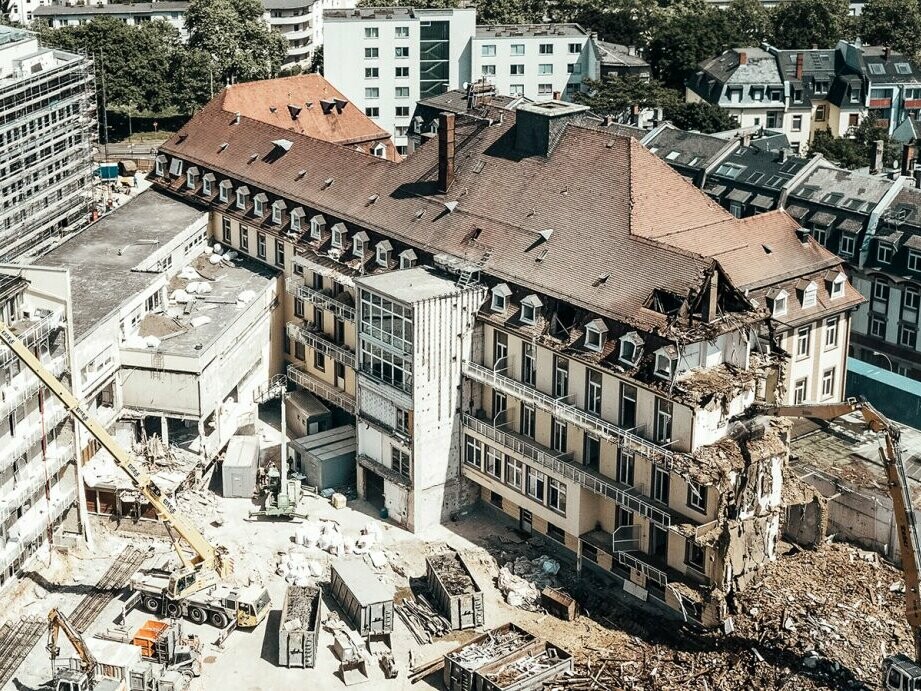 In this picture, the construction site can be seen while the house has been rebuilt. The right part of the house is being demolished.
