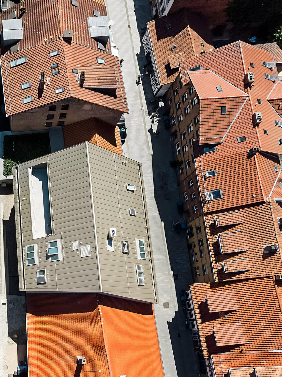 The new art museum in Göttingen, realised by Atelier ST, from a bird's eye view: Thanks to its bronze-coloured roof, it elegantly blends into the old town. 