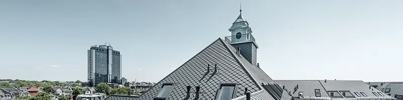 Ein altes Krankenhaus renoviert zu Mehrfamilienhäusern und gedeckt in PREFALZ und Raute 29x29.