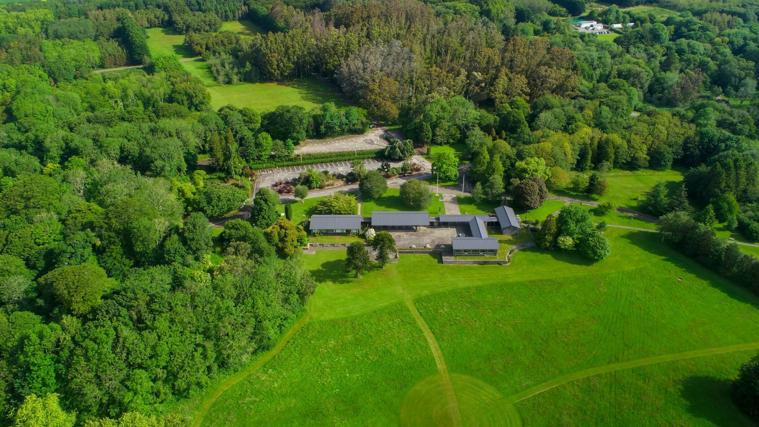 Picture of the new roof of the visitor center with PREFALZ in the colour P.10 dark grey in rural environment. 