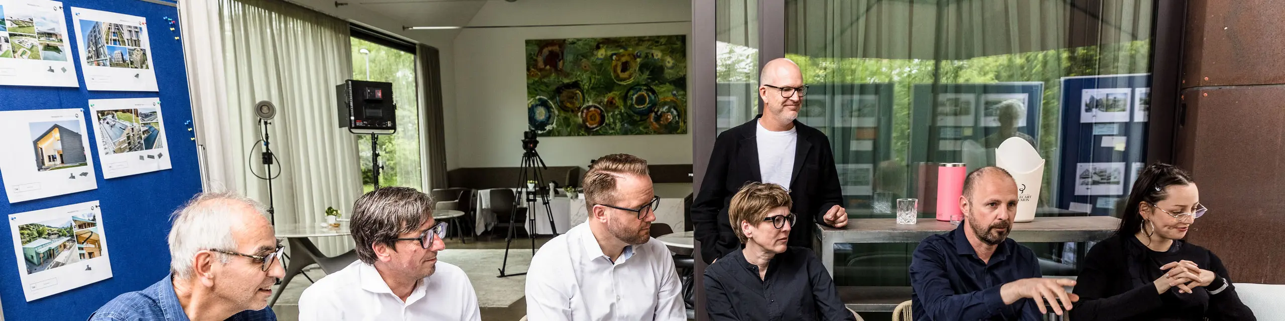 Expert discussion by the high-calibre PREFARENZEN jury: the architecture experts analyse outstanding architectural projects using large-format images. The focus is on innovative roof solutions using PREFA materials, sustainable construction methods and context-sensitive designs. The creative exchange takes place in a relaxed atmosphere in a winegrower's residence in Seewinkel, Burgenland.