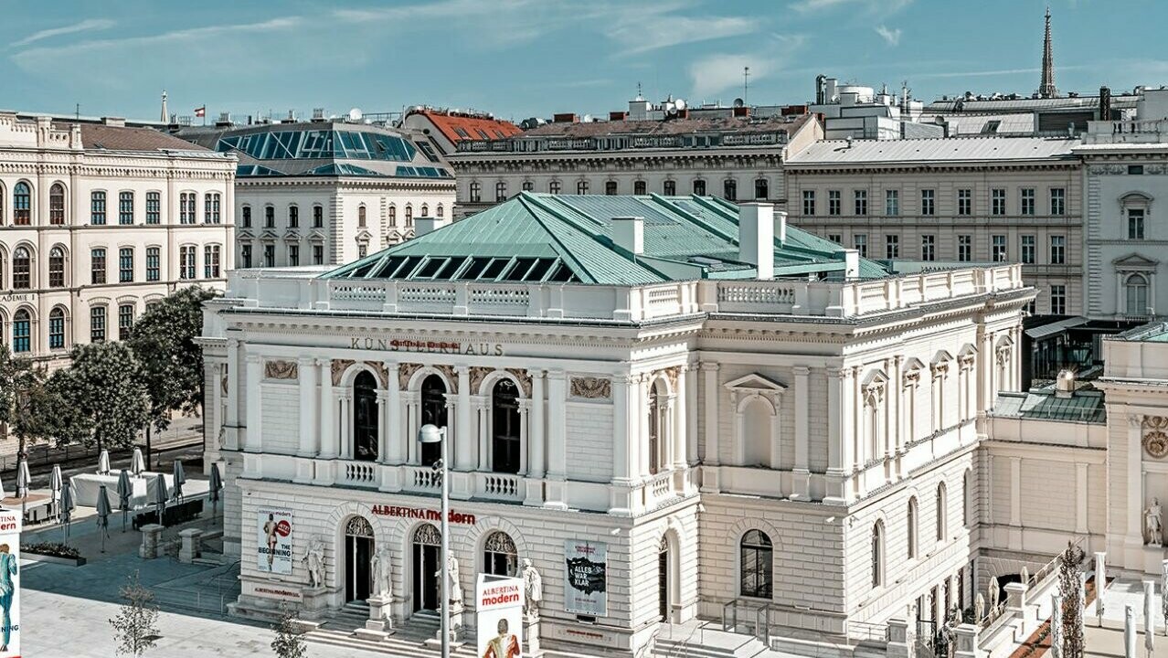 You can see the Künstlerhaus in Vienna, surrounded by other buildings.