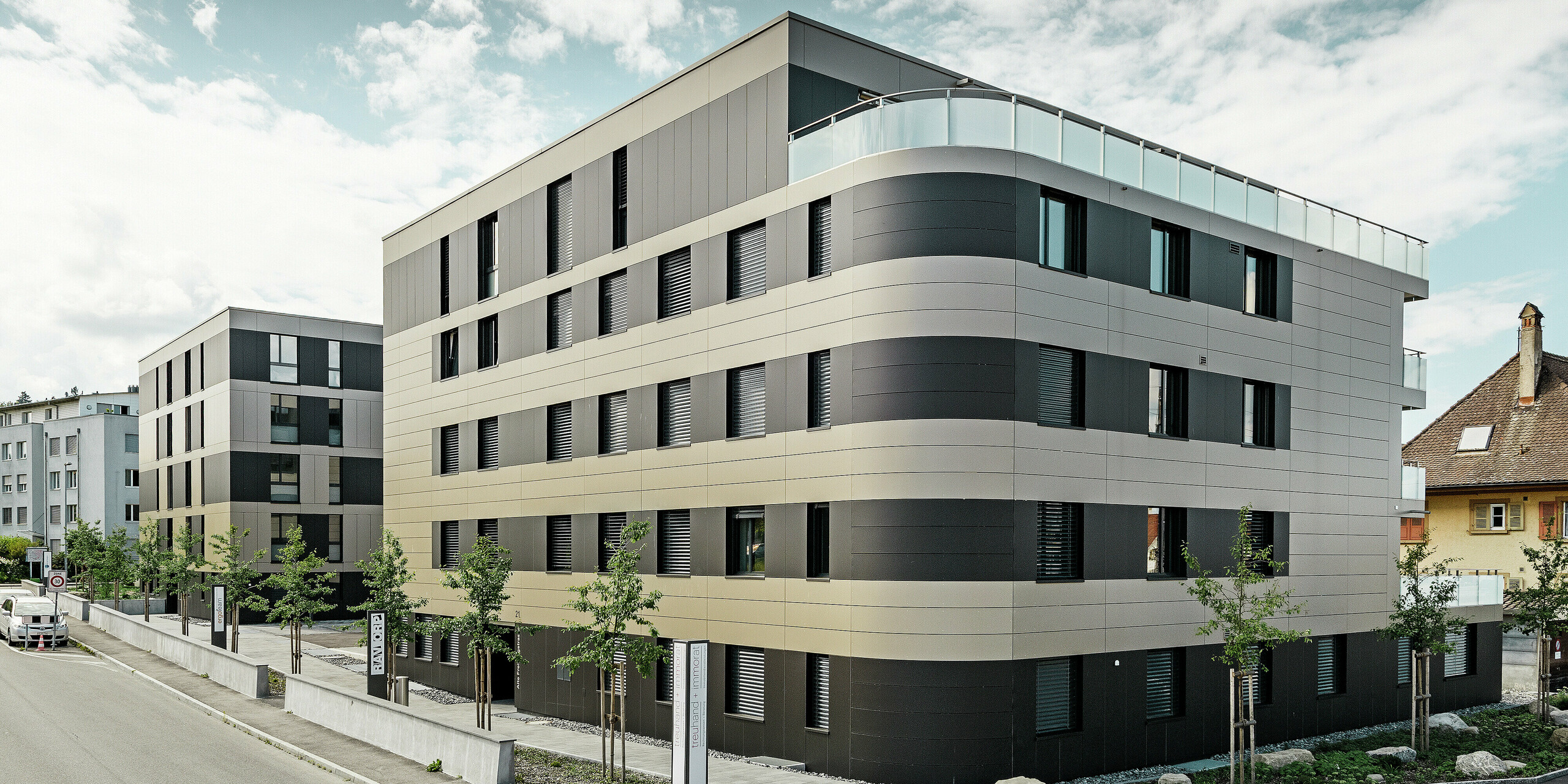 Cubic residential complex with an aluminium façade in bronze with black grey components