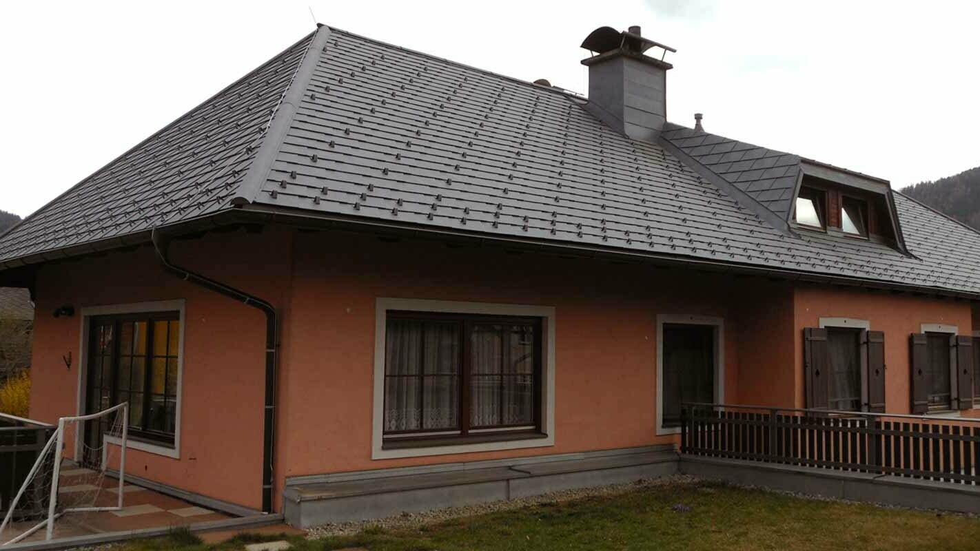 Roof renovation of a house with a trapezoidal dormer using PREFA shingles