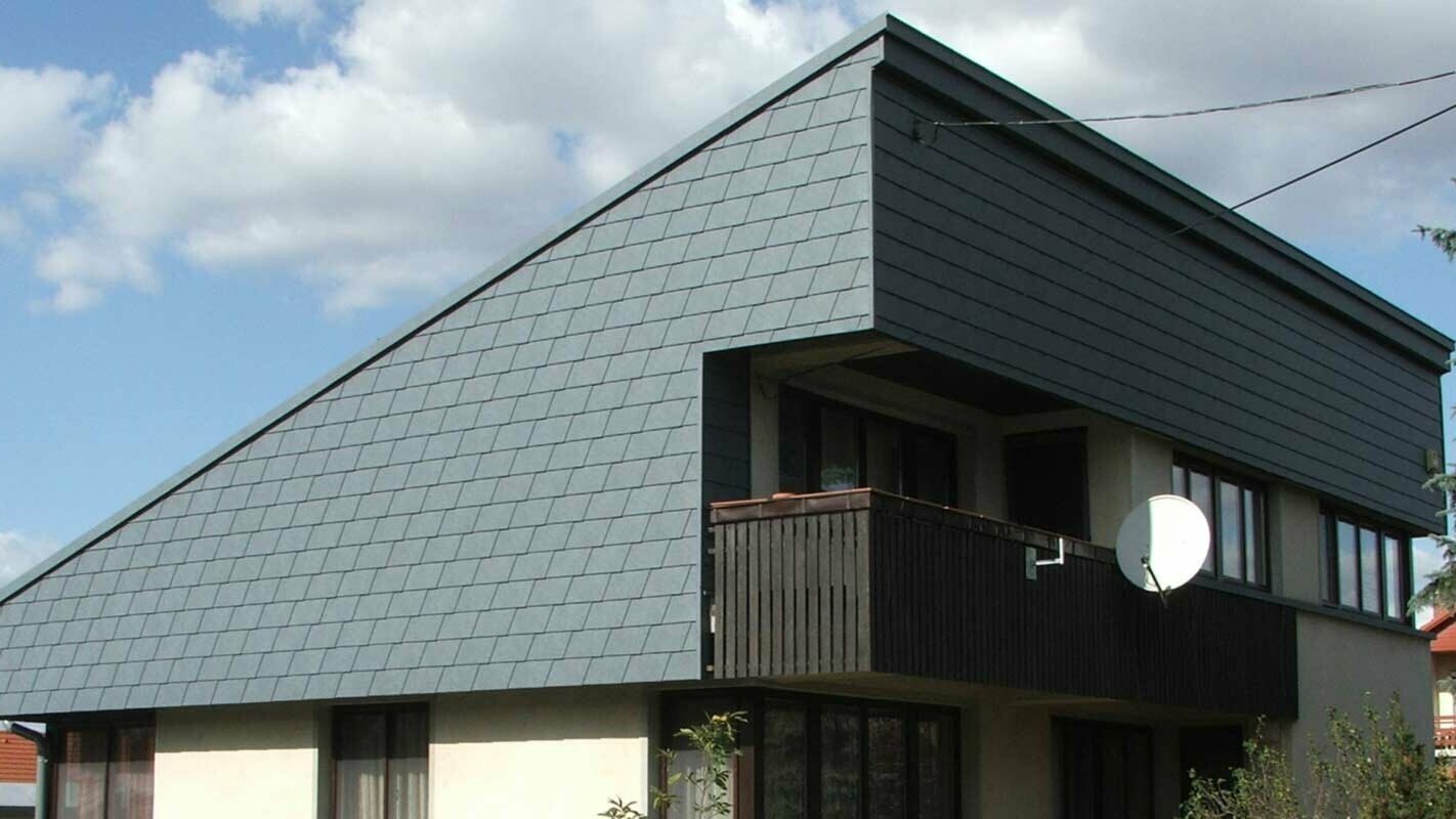 Façade of a detached house with a single-pitch roof renovated with PREFA façade shingles