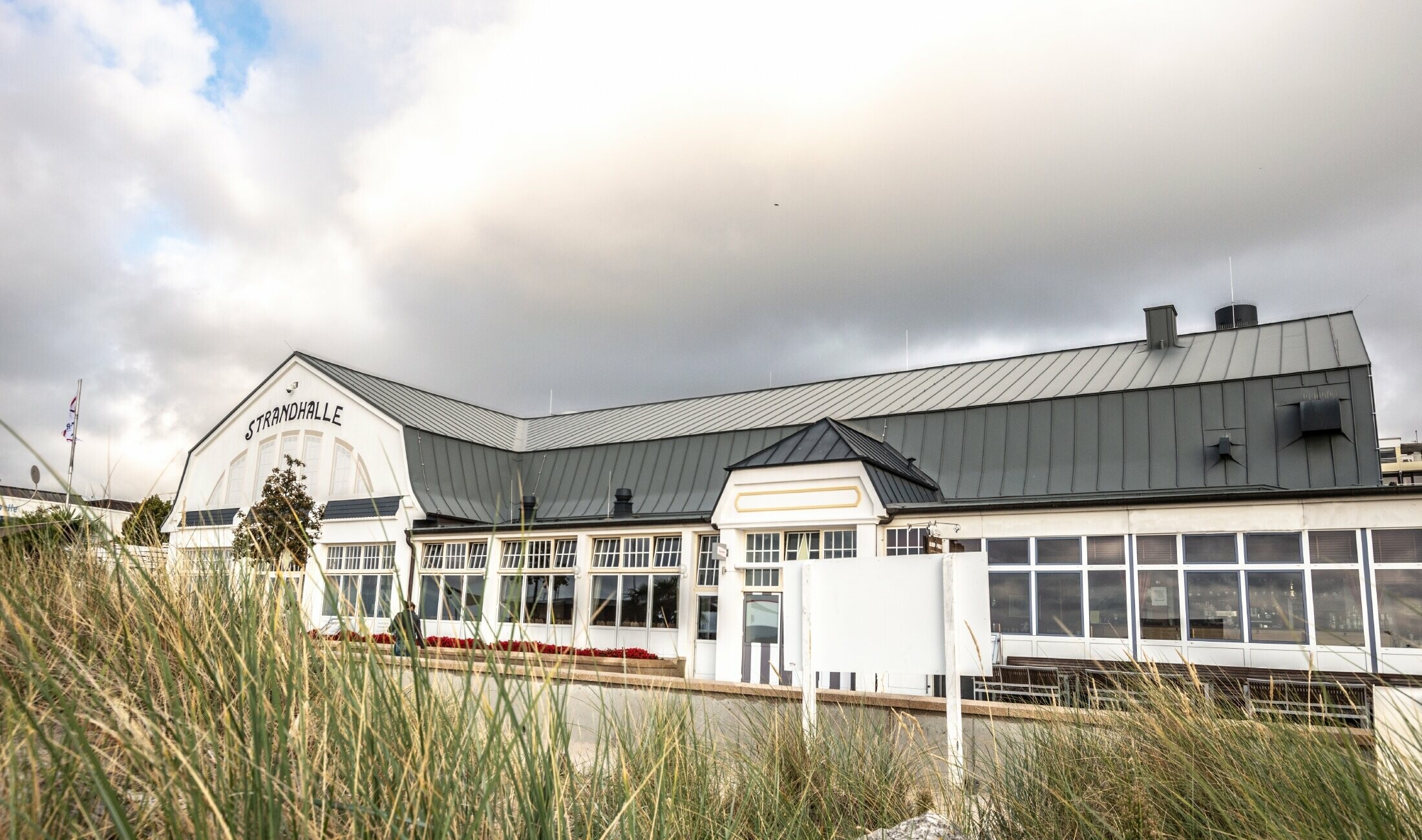 New PREFA Prefalz standing seam roof in light grey for the beach hall in Grömitz.