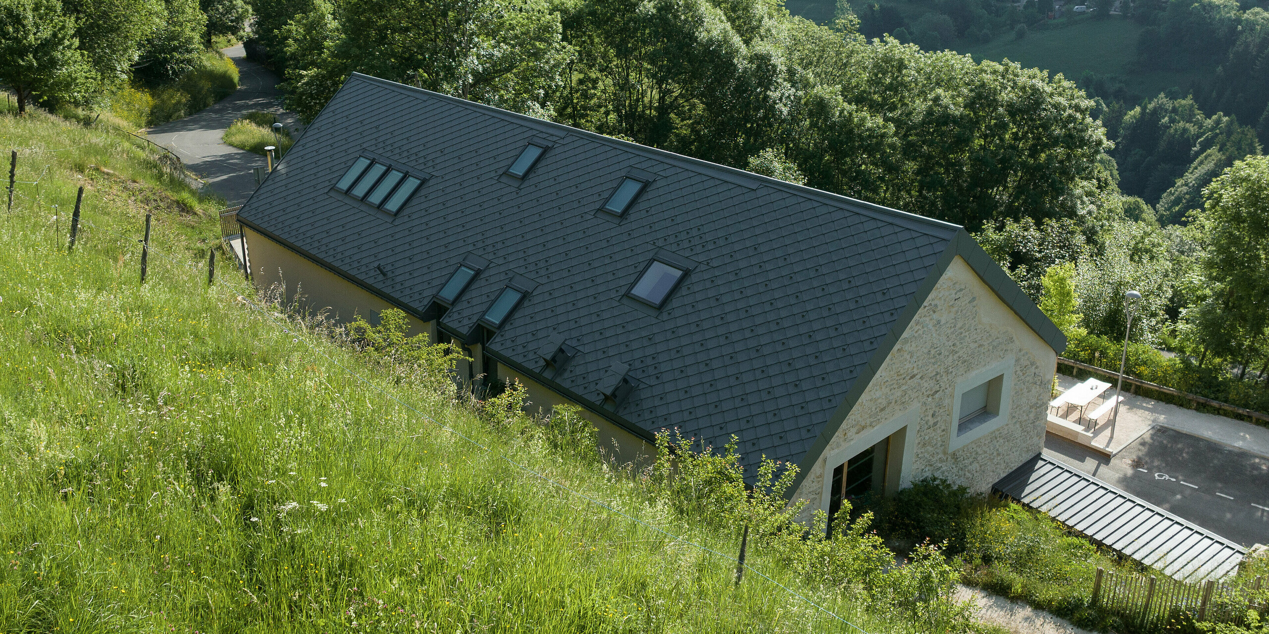 PREFA Dachraute 29x29 in P.10 Hellgrau auf einem Ferienhaus in Engins nahe Grenoble