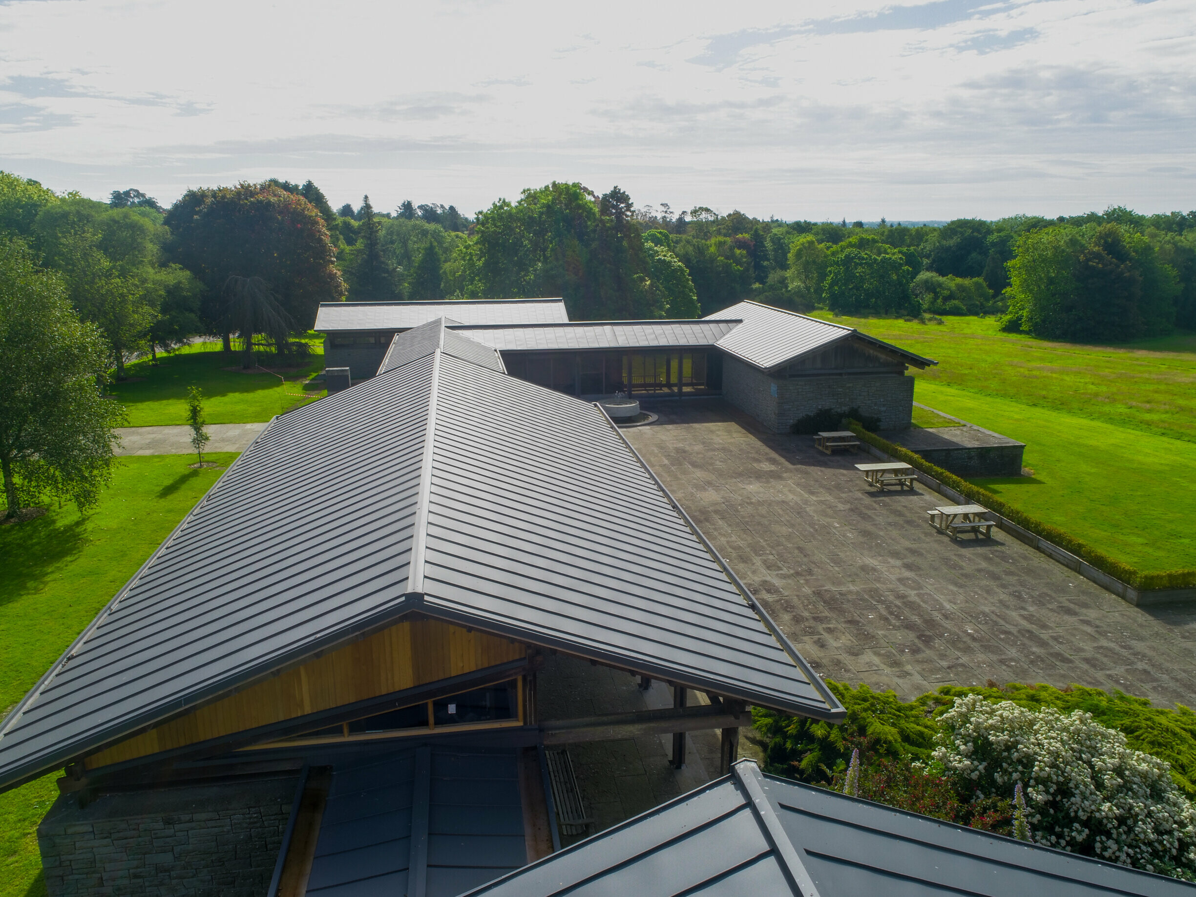 Picture of the new roof of the visitor center with PREFALZ in the colour P.10 dark grey 