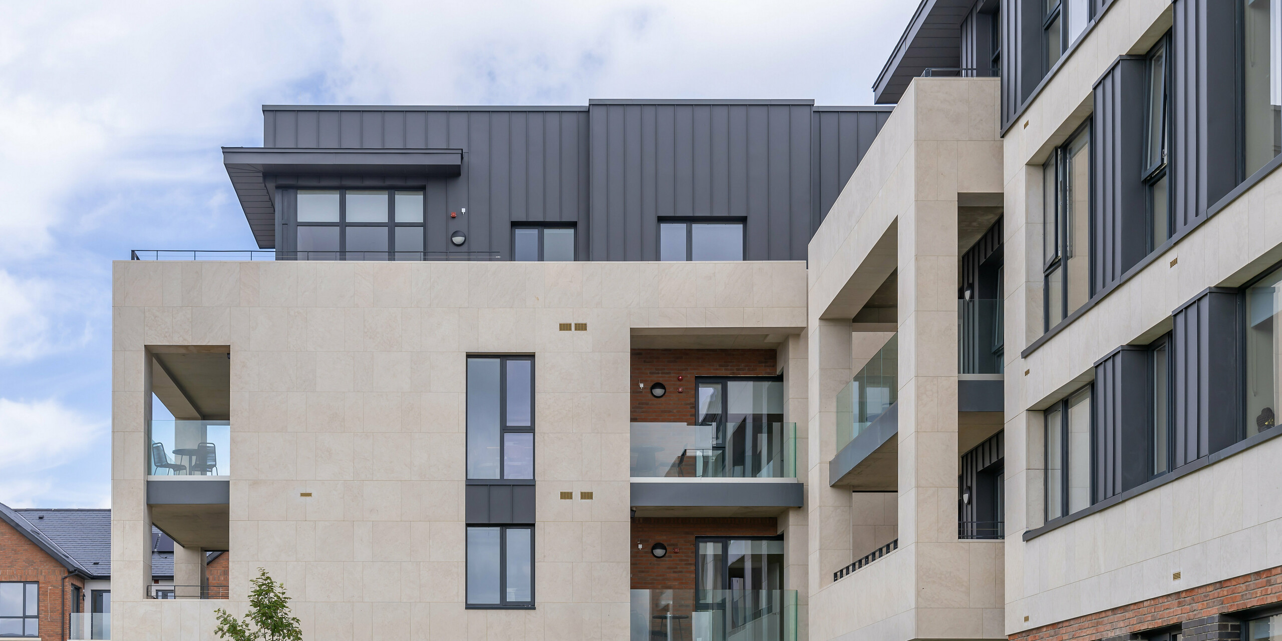 In Mount Merrion in the south of Dublin stands the building complex of Oatlands Manor. The exterior of the buildings has been clad with an aluminium envelope from PREFA.