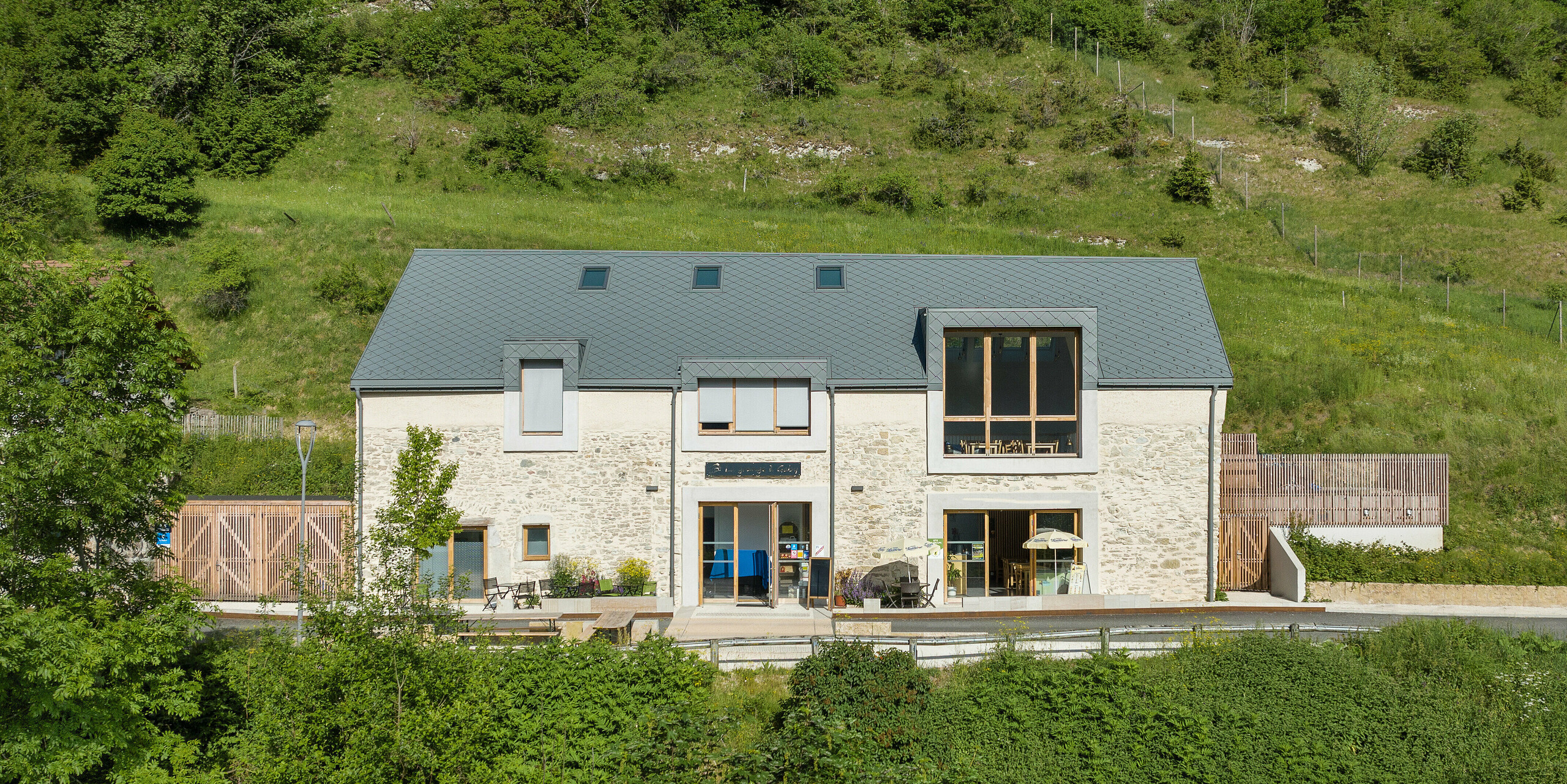 PREFA Dachraute 29x29 in P.10 Hellgrau auf einem Ferienhaus in Engins nahe Grenoble
