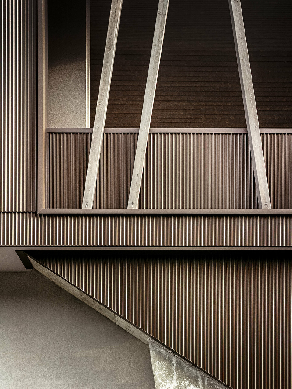 A close-up of the zig-zag aluminium façade with the tilted wooden beams of the Villa 2B in Morbegno, renovated by architect Massimo Mescia from the office altrostudio architetti.